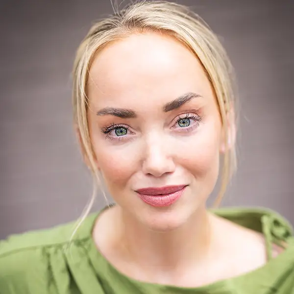one-photo-studio-headshot-denise