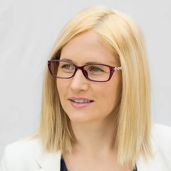 one-photo-studio-headshot-maria