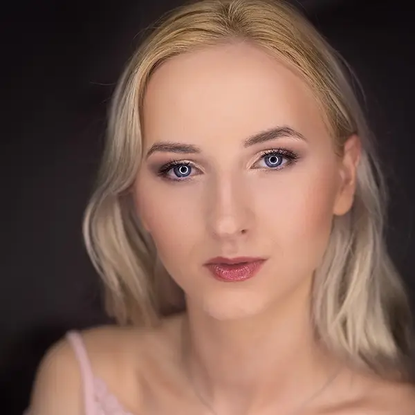 one-photo-studio-headshot-sandra